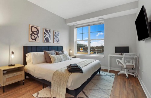 Elmhurst Apartment | Luxury DT Elmhurst - Pool, Gym, Parking, King Bed