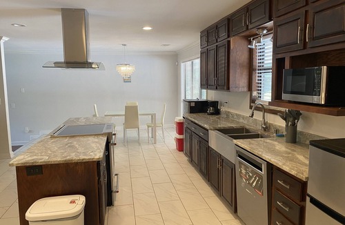 Conyers House | Luxury Duplex: Great for Romantic Getaway or Family Vacation (8 GUESTS MAXIMUM)