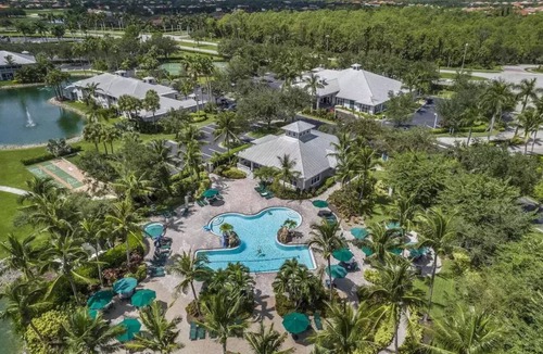 Naples Condo | Luxury GreenLinks Condo: Top Rated Golf, Resort Pool,LakeView - close to beaches