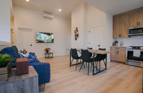 Lincoln House | Luxury Home in Heart of Vancouver/Quiet & Cozy