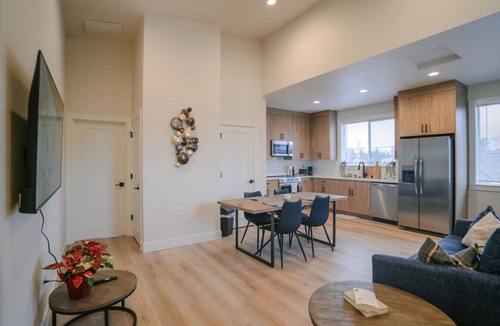 Lincoln House | Luxury Home in Heart of Vancouver/Quiet & Cozy