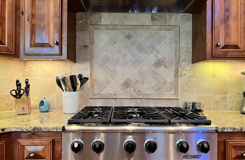 Redmond House | Luxury Home- On the Golf Course w/Private Hot Tub