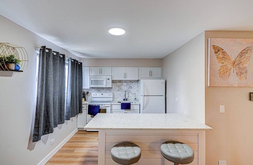 O'Hare Apartment | Luxury King Bed Remodeled Safe Chicago Condo