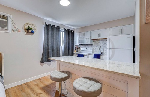 O'Hare Apartment | Luxury King Bed Remodeled Safe Chicago Condo