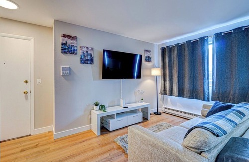 O'Hare Apartment | Luxury King Bed Remodeled Safe Chicago Condo