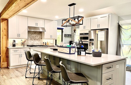 Gainesville House | Luxury Lakefront Retreet 4-4, Spacious, Party dock with Sunsets and sandy beach!