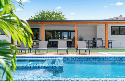 Hialeah House | Luxury Lakeview w/Basketball/Golf/Games/Pool & Spa