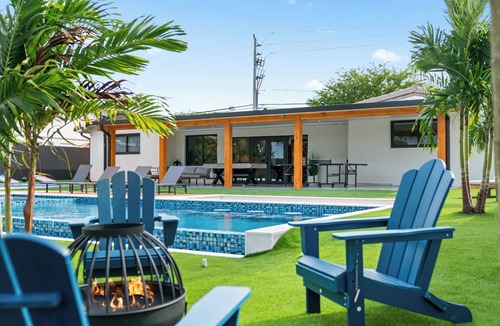 Hialeah House | Luxury Lakeview w/Basketball/Golf/Games/Pool & Spa