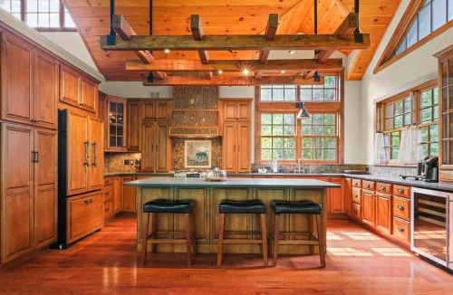 Lincoln House | Luxury Log Cabin w Elevator, Hot Tub & Pool Table