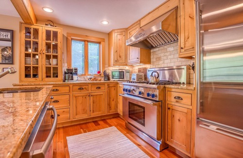 Lincoln House | Luxury Loon Mountain Home on the Pemi River - Walk to Ski Lifts