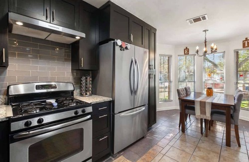 McKinney House | Luxury Modern 4BR | Hot Tub | Mins to DT & Rainey