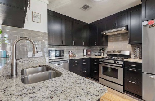 McKinney House | Luxury Modern 4BR | Hot Tub | Mins to DT & Rainey