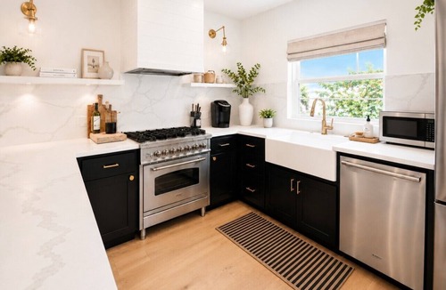 Government Camp Villa | Luxury Mountain Townhome Steps to Government Camp, Ski Bowl, Pool & Hot Tub