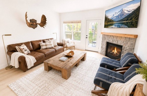 Government Camp Villa | Luxury Mountain Townhome Steps to Government Camp, Ski Bowl, Pool & Hot Tub