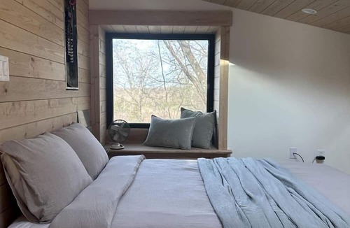 Ottawa Cabin | Luxury Treehouse Retreat with Stunning Decks & Creek Access Near Starved Rock State Park, Ottawa, IL