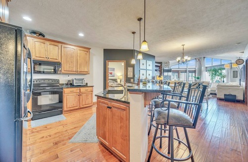 Arnolds Park Condo | Luxury Vacation Escape 4th Floor Bridges Bay Condo w/6 daily waterpark passes!