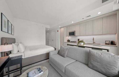 West Loop Hotel | Luxury West Loop Suites: Your Chicago Stay with Modern Comfort & Resort Perks