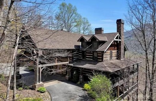 Maggie Valley Cabin | Maggie Valley Golf Club Home, sleeps 20. Ski Area 5-10 min away!