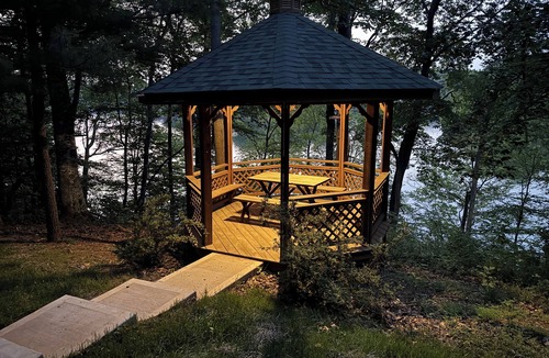 Union Hall Cabin | Main Channel Lots of Water. Five beautiful cabins all on the same property. Great for family reunions, corporate retreats or other small groups. Ask about our event space.