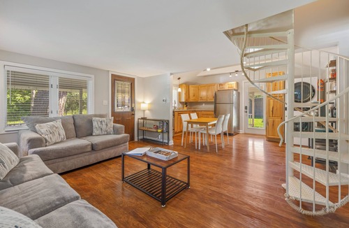 Delavan Lake Cottage | Main Level King Suite! 1 block to Lake Access! Cozy Cottage