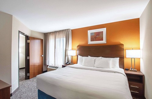 Madison Hotel | MainStay Suites Madison - Monona