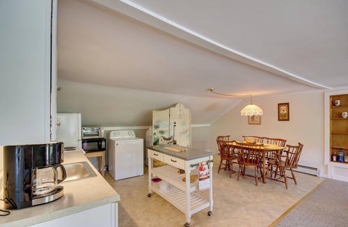 Manchester Center Apartment | Manchester Center Retreat w/Mtn View, Near Skiing