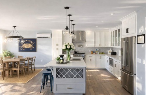Easton's Point House | Mar Azul Walk to the Beach Enjoy Ocean Views Near Newport