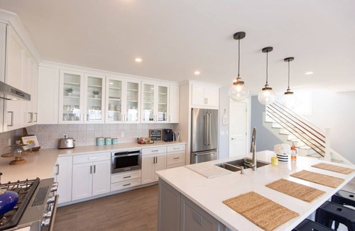 Easton's Point House | Mar Azul Walk to the Beach Enjoy Ocean Views Near Newport