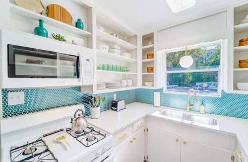 Greater South River City House | Mariposa B | Bright Stay + Sleeps 5 & Patio