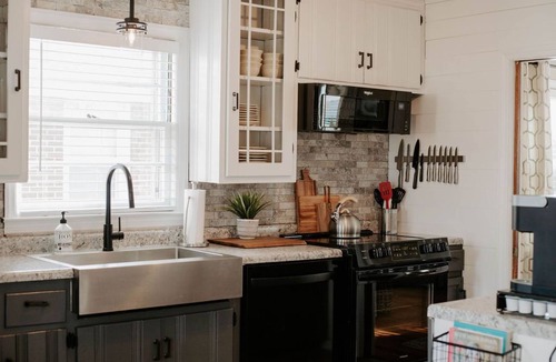 Owensboro Cottage | Midtown Cottage- Self Check-In & Centrally Located in Owensboro