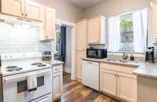 Capital View House | Midtown Cottage (Side A)