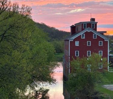 Bellevue House | Mill Creek Suite (Jacuzzi Tub) - Potter’s Mill