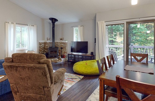 Quechee House | Mill Run getaway near Quechee Club & Main Street - mountain view, fireplace & AC