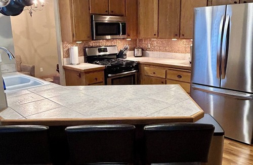 Oatfield House | Milwaukie 4BR/2.5BA Furnished Home – Hot Tub, Private Yard & Dual Workspaces