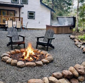 Paradise Estates House | Minutes to Rainier- Main Floor Bedroom & Hot Tub