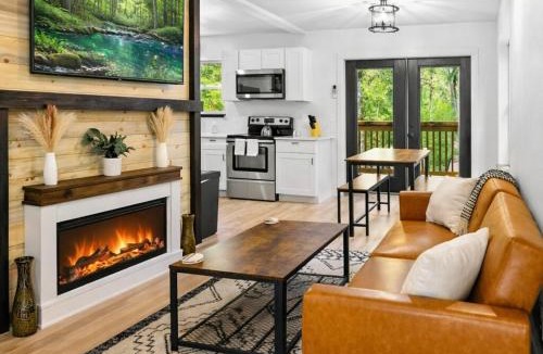 Paradise Estates House | Minutes to Rainier- Main Floor Bedroom & Hot Tub