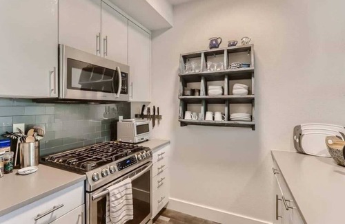 North Broadway - Holiday Condo | Modern 1 BDR Condo in Holiday Neighborhood