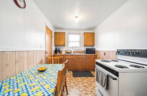 Edray Apartment | Modern 1BR Marlinton | Near Trails & Snowshoe Skiing