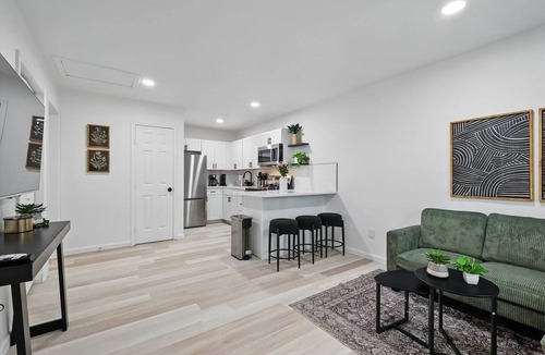 Haltom City Apartment | Modern 2BR 3rd Unit with Hot Tub