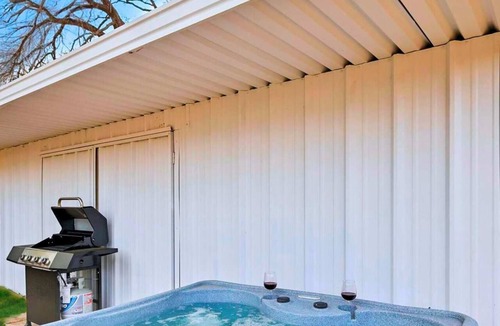 Haltom City Apartment | Modern 2BR Unit Hot Tub Outdoor Lounge