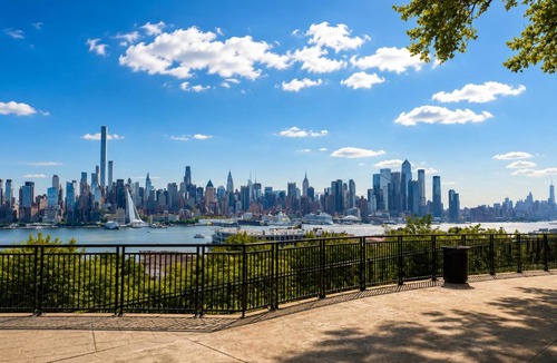 West New York Apartment | Modern 3 Bedroom Apartment, Sleeps 11, 20 min to Times Square