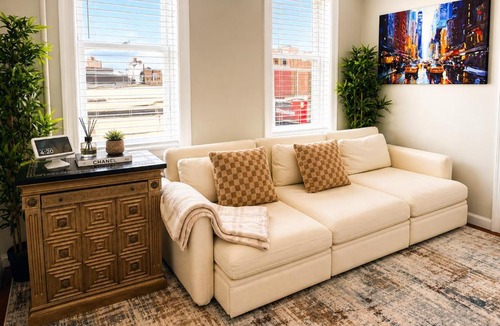 West New York Apartment | Modern 3 Bedroom Apartment, Sleeps 11, 20 min to Times Square