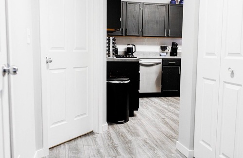 Fox Valley House | Modern 3-Bedroom Townhome with Full Amenities – Your Home Away from Home!