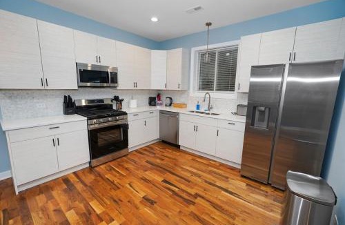 East Garfield Park Apartment | Modern 3BR Retreat Near United Center & West Loop
