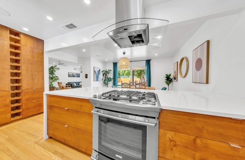 Southwestern Sacramento House | Modern 3BR Retreat – Sleeps 7, Foosball, Huge Backyard, 5 Mins to Downtown!