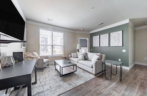 Beachwood Apartment | Modern Apartment in Prime Location (ID3932X6)