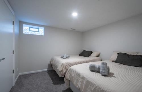 West Ridge Apartment | Modern Apt w Private Entrance Washer Dryer Free Parking