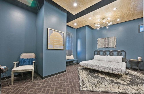 Middletown House | Modern boutique hotel in Torchlight Pass Revival District - indulge now! 303