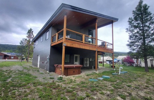 Ronald House | Modern charming 3-bedroom house in marvelous Ronald with WiFi, AC, Ping pong.