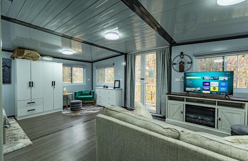 True House | Modern Container Home Private Hot Tub & Fire Pit Near Pipestem State Park